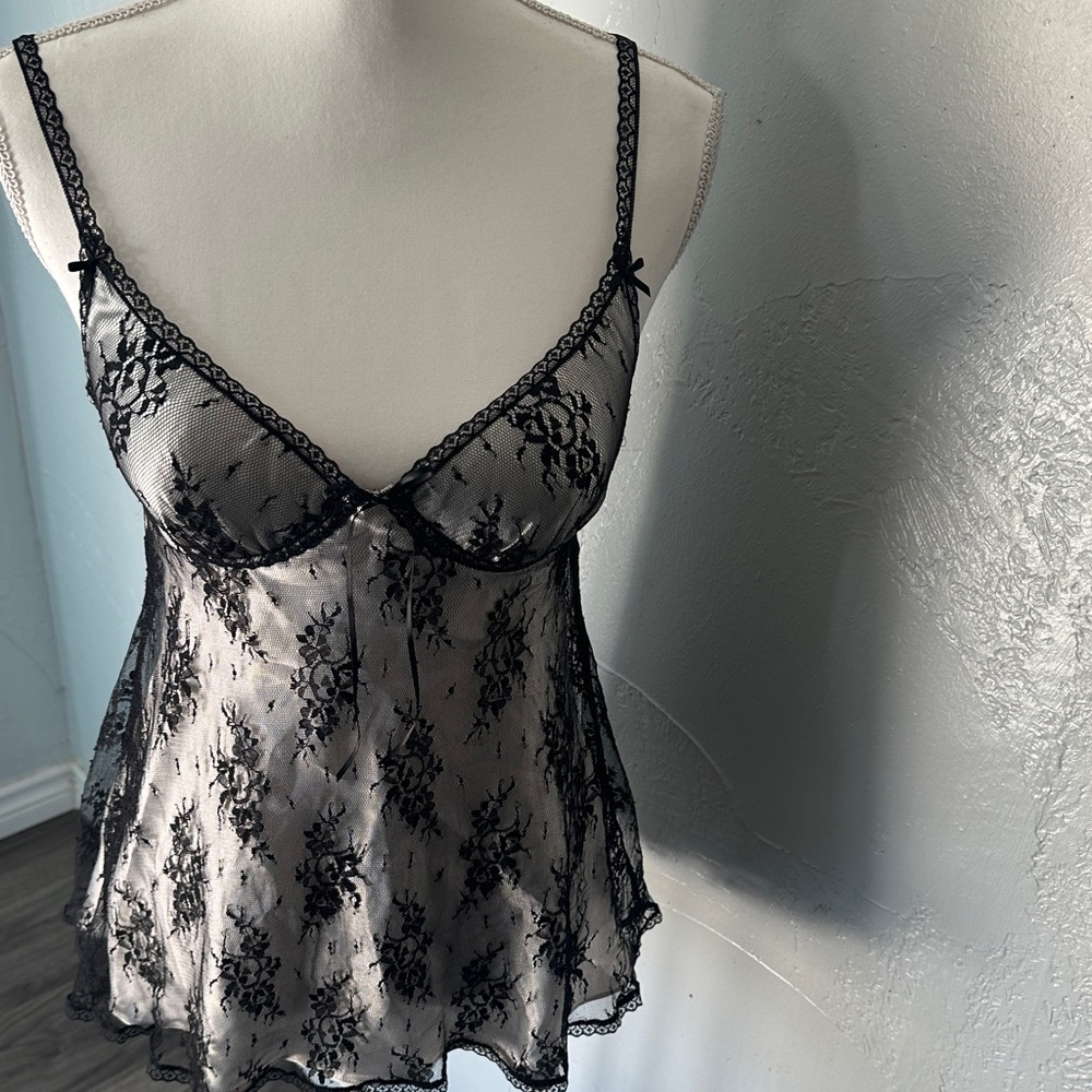 Elegant Black Lace Chemise - Picture 6 of 7